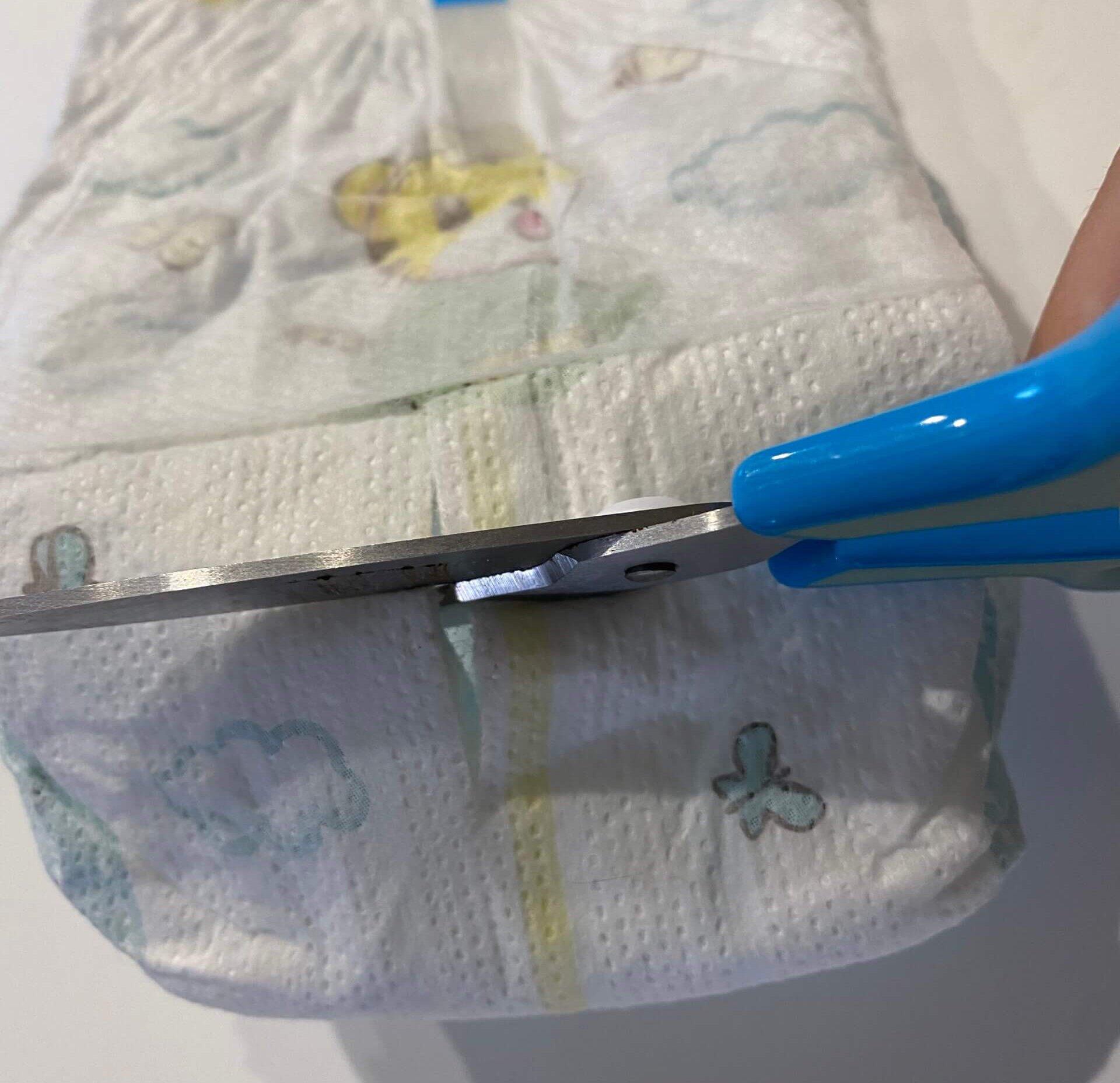 十字に切り込みを入れる(おむつ)