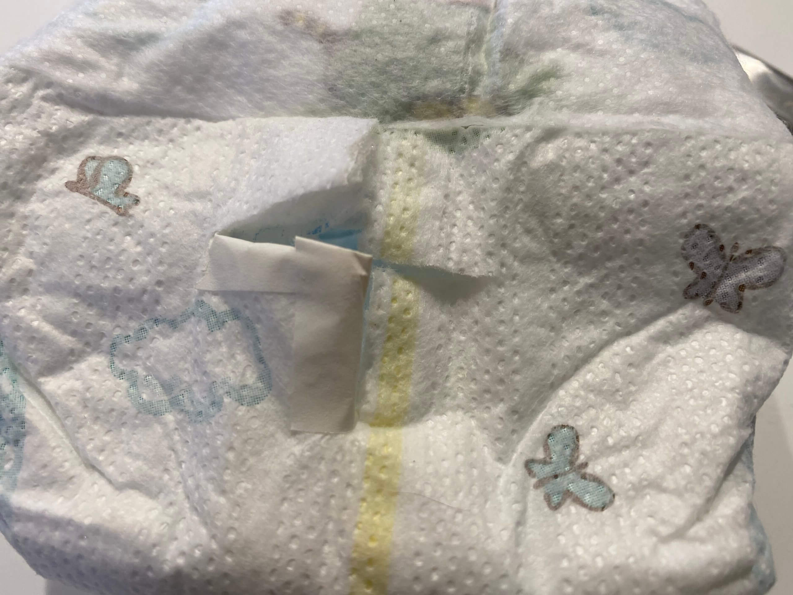 吸収剤がもれないようにする（おむつ)