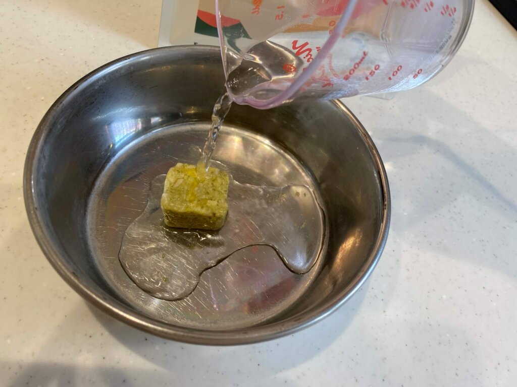 ワンキューブにお湯をかける