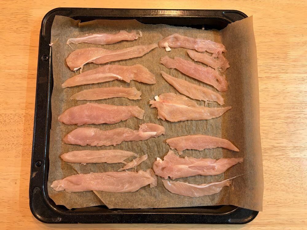 ササミを天板に並べていく作業